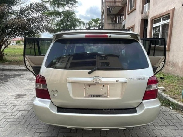 clean-and-neatly-used-toyota-highlighter-big-1