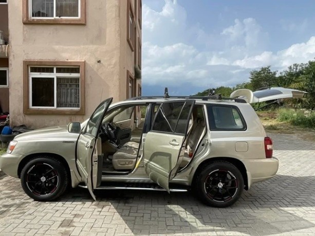 clean-and-neatly-used-toyota-highlighter-big-3