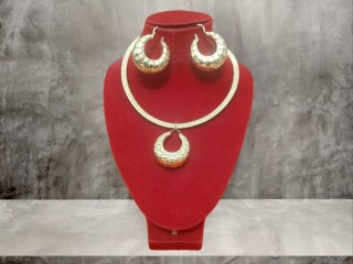 gold-earrings-and-necklace
