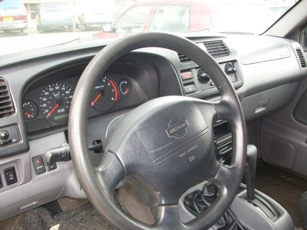nissan-xtera-2001-big-1