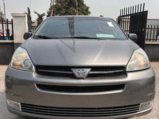 toyota-sienna-2008